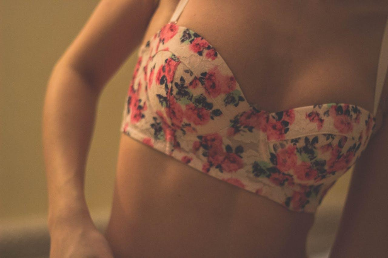 Guide des tailles pour soutien-gorge FR/US/UK : trouvez votre taille ideale